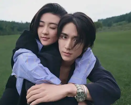 张新成梁洁合作cp氛围感好强,合体拍摄时尚大片,俊男美女好养眼
