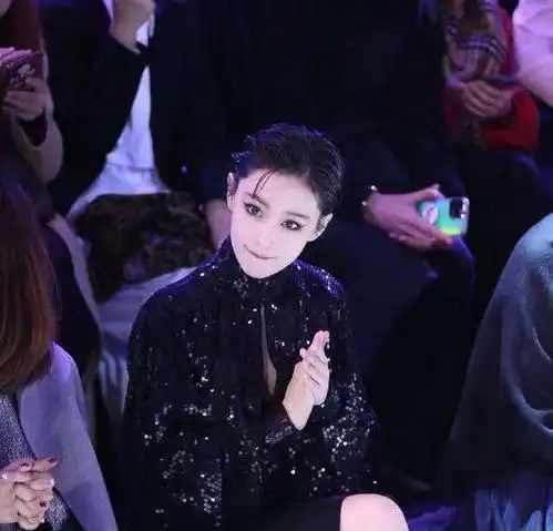 大s小s合体为侯佩岑庆生大s剪齐刘海像初中生,变化太大认不出