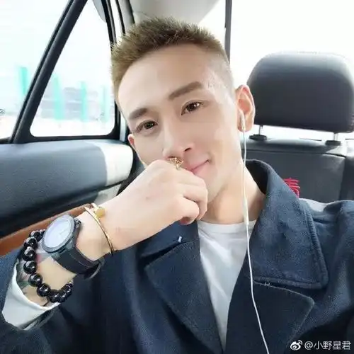 当一个满脸胡渣的男生试唇色给你看,你会心动买单吗
