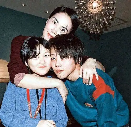 王菲携李嫣看演唱会,男闺蜜作陪,18岁李嫣当妈妈面抽烟无人管