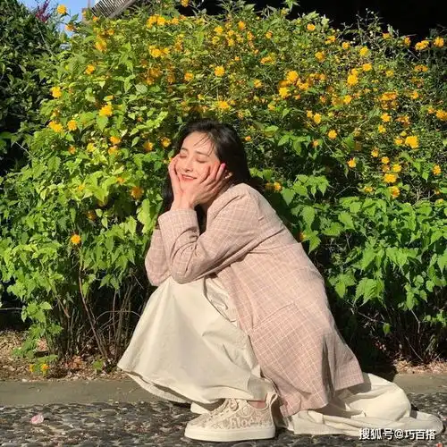 周洁琼现身机场,黑色条纹套装帅酷出街,时尚个性超有型