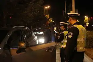 目瞪口呆机车情侣竟然在马路上这样开车交警扣分拘留少不了
