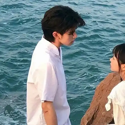 港风情侣头像骑上奔驰的小野马和你一起看夕阳