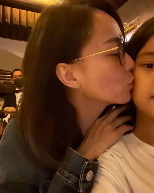 霍汶希亲自送女儿上补习班,9岁女儿颜值高,孩子生父至今是个谜