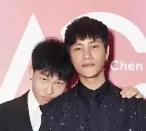 陈坤儿子晒近照,18岁陈尊佑容颜逐渐长开,生母身份是谁明显了
