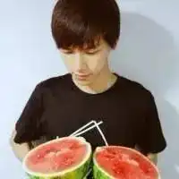 欧美情侣西瓜挡脸头像吃西瓜的情侣头像