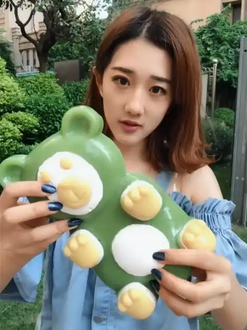 妹子,这么大的qq糖估计你真的可以吃饱