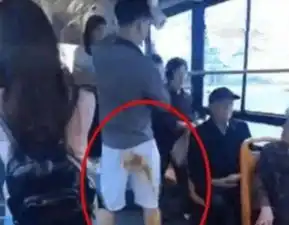 情侣上公交,司机开车一分钟就刹车,全车人闭上眼睛大骂情侣恶心