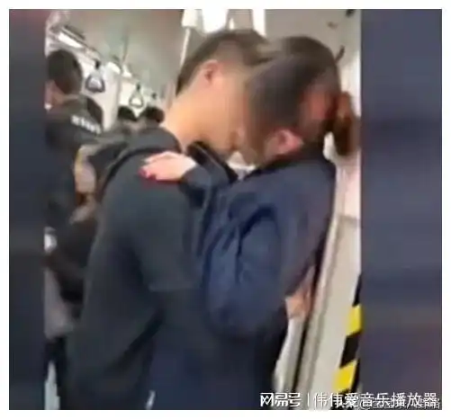 地铁里,小情侣忘情拥吻,同座位女子尴尬侧脸,气得肚子疼