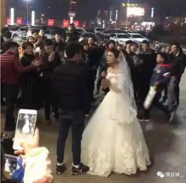 是真爱盐城男子在街头身穿婚纱,当众向另一男子表白求婚