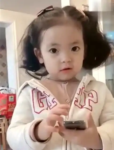 面对妈妈的问题,女儿的求生欲厉害了,这萌萌哒的小奶音好好听