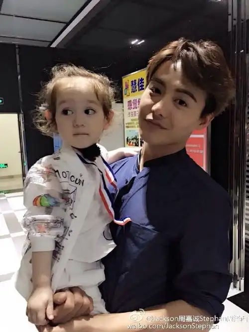 jackson萌萌哒1只男孩子图来自微博jac堆糖,美好生活研究所