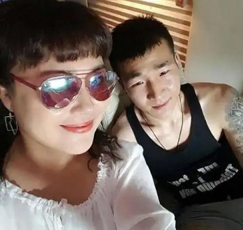 李菁菁90后前夫成老赖,发文开撕前妻钱你都赚了,罪名我来担