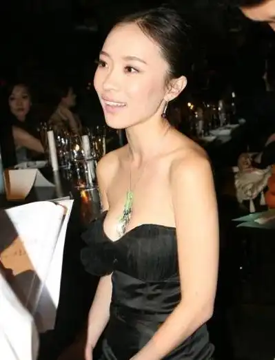 华谊交际花霍思燕,晒杜江辅导儿子功课,背后2个男人被扒出