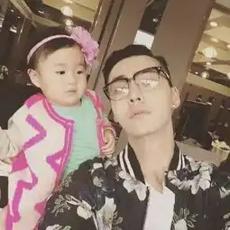 陈伟霆外甥女如今5岁面对帅舅也不哭闹了,只是表情怪怪的