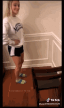 抖音沙雕举椅子挑战来了老外玩的贼high只有女性才能做到男的不行