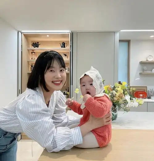 女明星出道21年嫁入豪门婚姻幸福,晋升宝妈晒日常青春感满分