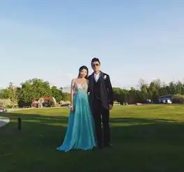 王中磊18岁女儿和男友甜蜜合照图