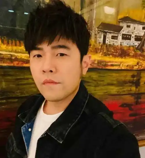周杰伦被吐槽作为乐坛领头羊灾难却一毛不拔,粉丝霸气回怼