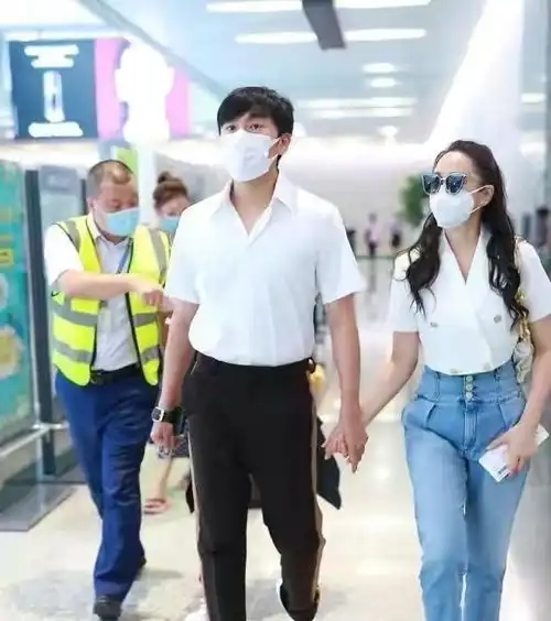 伊能静扮嫩有一手,站在小9岁老公身边,两人手牵手宛如热恋情侣.