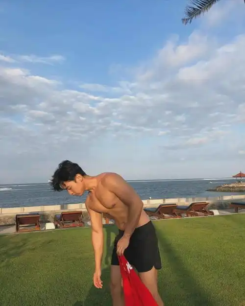 海边惊现肌肉天使这位型男的身材让我忘记呼吸