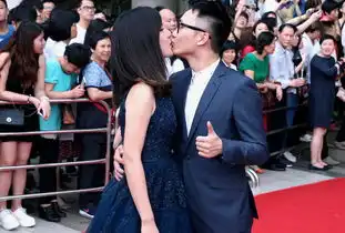 广州大学毕业生集体走红地毯自带萌娃当场求婚