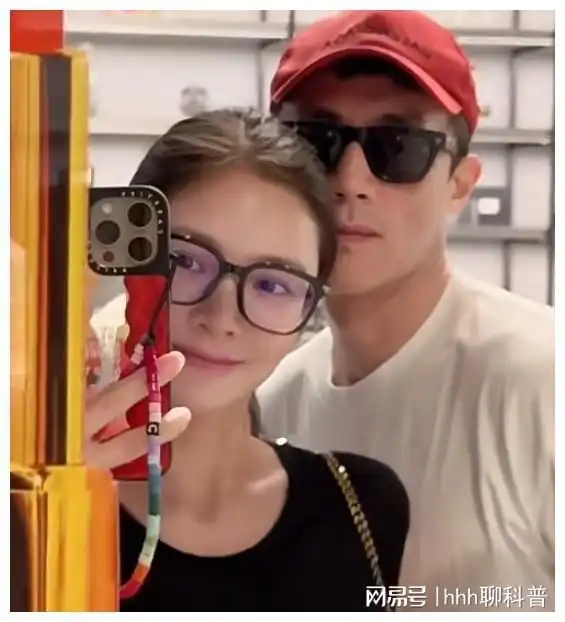 王灿与杜淳携子逛家居店,王灿文艺范十足,杜淳时尚帅气