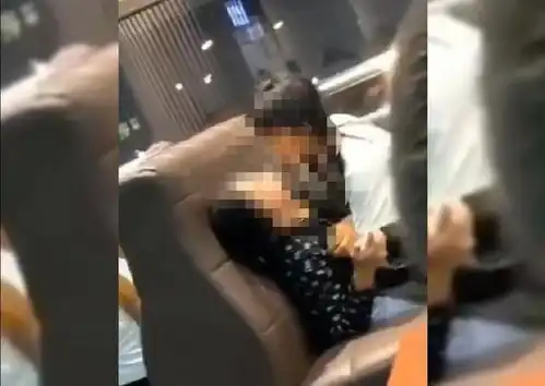 曹妃甸大学城情侣在餐厅当众大尺度亲热做不雅之事,现场画面曝光