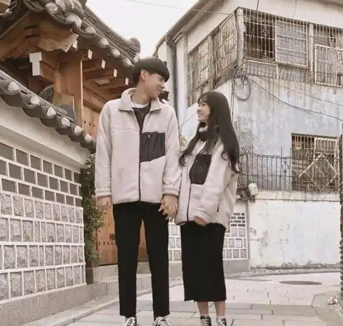 你俩上交工资卡,钱以后我管,阿姨我还不是你儿媳呢