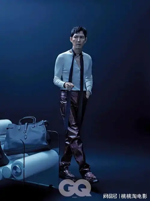 男星李政宰韩版gq封面大片,忧郁冷蓝色调诠释成熟男士魅力