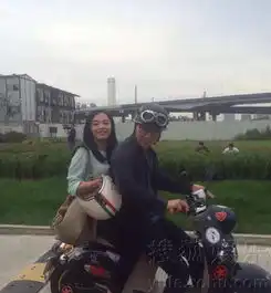 请自行替换成冰冰李晨骑摩托载姚晨