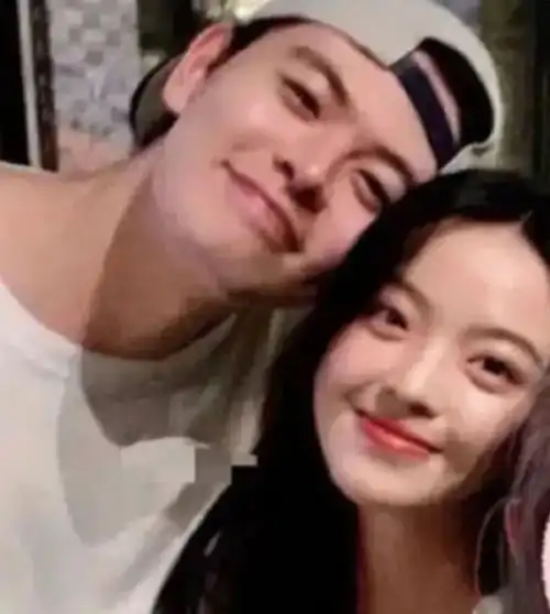 华谊千金恋爱后晒照清凉打扮好性感,与男友合照甜度满分