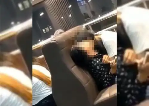 曹妃甸大学城情侣在餐厅当众大尺度亲热做不雅之事,现场画面曝光