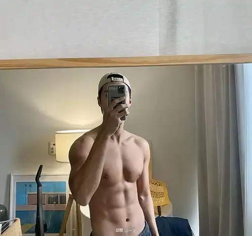 一言的相册镜子前的男子