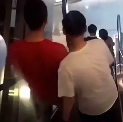 王思聪模仿情侣搂抱,走小鸟依人的路线评论区就是最好的回应
