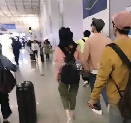 娱乐圈这对新恋人狂晒恩爱,情侣装手牵手闪瞎眼