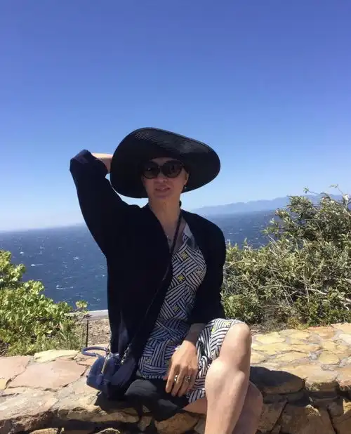 54岁的金星活成了中年人的骄傲,一袭v领长裙端庄优雅,气场全开