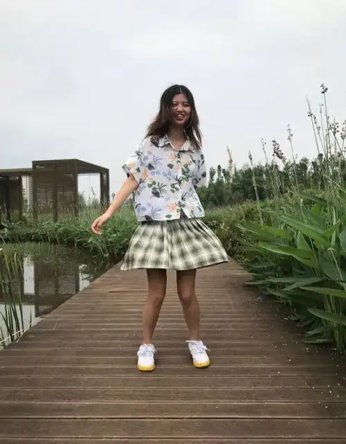 这样的闺蜜还能要不让闺蜜帮忙拍唯美的户外照,结果拍成这样
