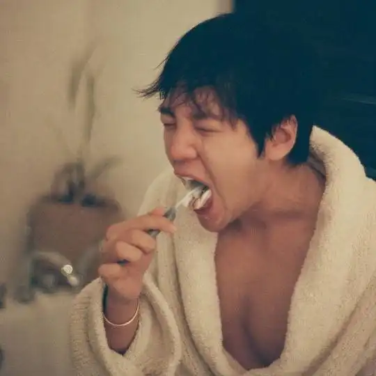 张根硕,稍微露出的胸肌令人心动连刮胡子也很暖男
